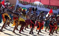 Para penari menarikan tari-tarian adat Papua.