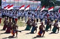 Warga Sorong juga berdatangan untuk mengikuti upacara peringatan tersebut. Mereka datang dengan membawa bendera merah putih.