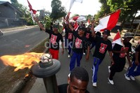 Sekitar 50 warga pawai sambil mengibarkan bendera merah putih.