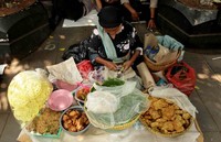 Mereka sudah memadati kawasan Bundaran HI dengan mencari posisi paling strategis untuk berjualan.