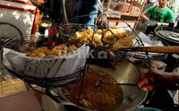 Dari tukang minuman, pedagang gorengan, siomay hingga tukang pecel terlihat di salah satu ikon Indonesia tersebut.
