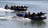 Simulasi penyerbuan dari laut oleh pasukan amfibi Marinir juga memeriahkan acara tersebut.