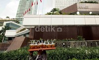 Namun penutupan ini hanya terlihat di pintu timur yakni yang berada tepat di sudut jalan, tempat pendemo berkumpul.