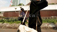 Sementara di pintu lain masih terbuka untuk pengunjung mall.