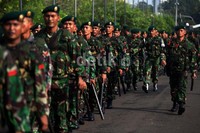 Personel TNI dan Polri bersiap melakukan pengamanan demo buruh.