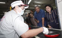 Presiden SBY meninjau proses produksi pabrik pembuat perlengkapan rumah tangga (houseware) tersebut. (Setpres).