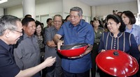 Presiden SBY meninjau hasil produksi pabrik tersebut. (Setpres).