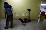 Di Hari Buruh Budi Tetap Bekerja