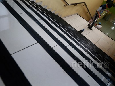 Di Hari Buruh Budi Tetap Bekerja