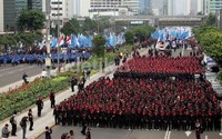 Buruh melakukan longmarch dari Bundaran HI menuju Istana Merdeka.