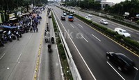 Pendemo memenuhi jalan protokol.