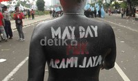 Dengan percaya diri, ia melintas di antara pendemo.