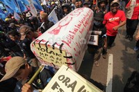 Ada juga yang membawa keranda jenazah.