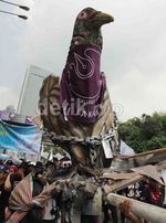Aksi Unik Peserta Pawai May Day