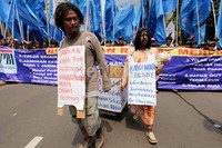 'Manusia gerobak' ikut berdemo.