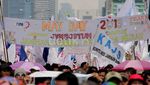 Aksi Unik Peserta Pawai May Day
