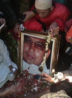 Ibunda Tak Mau Makam Uje Jadi Tempat yang Dielu-elukan