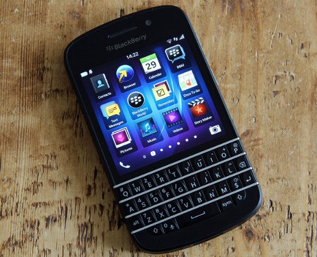 Lebih Intim dengan Si Hybrid BlackBerry Q10