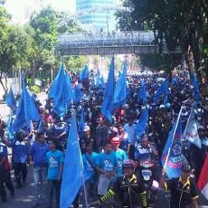 Hindari Jalan Gubernur Suryo, Buruh Mulai Mengalir ke Depan Grahadi