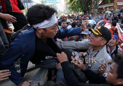 Aksi May Day di Surabaya Sempat Ricuh