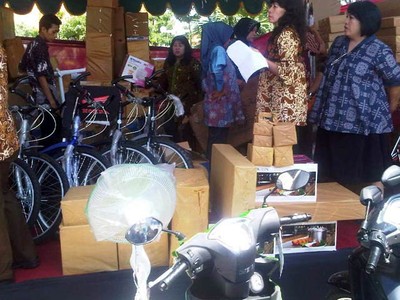 Di Surabaya, Buruh Berebut Hadiah