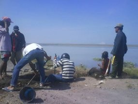 Tanggul Lumpur Dijebol, Air Lumpur Mengalir Deras ke Arah Rel Kereta