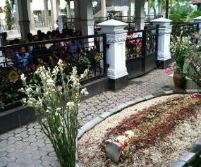 Peringati May Day, Buruh di Jombang Berdoa di Makam Gus Dur