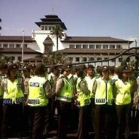 May Day, Polisi Cantik Bentuk Pagar Betis di Gerbang Gedung Sate
