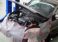 Mekanik mengecek mesin salah satu mobil di bengkel di diler Mitsubishi Sun Star Motor Semarang.