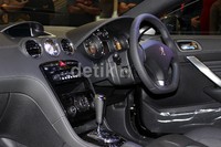 Tampilan mewah syarat dengan teknologi tinggi jelas tersaji di dalam tubuh New RCZ. Desain dashboard yang ramping dan efisien sangat khas dengan sport Coupe. Terlebih bahan material berkualitas tinggi memberikan kesan eksklusif.