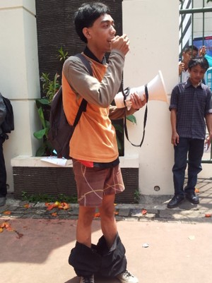 Kecewa UN, Sepriadi Demo di Kemendikbud Sambil Buka Celana