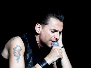 Vokalis Depeche Mode Buka-Bukaan Soal Penyakit Kankernya