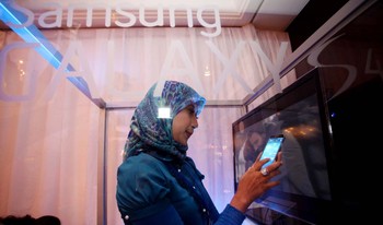     Samsung Galaxy S4 menghadirkan beragam fitur yang inovatif untuk memanjakan konsumen.