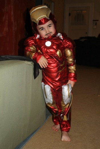     Iron Man versi anak kecil laki-laki. (kredit foto: news-geek)