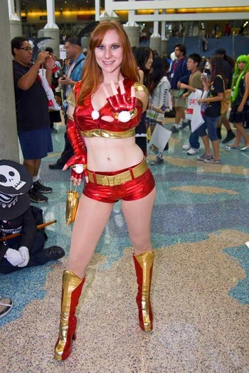     Seksinya kostum Iron Man versi wanita ini. (kredit foto: news-geek)