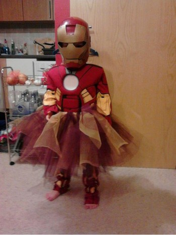     Iron Man versi anak perempuan dengan roknya yang lucu. (kredit foto: news-geek)