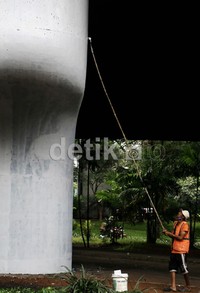 Pengecatan tersebut merupakan bagian perawatan jembatan dan fasilitas publik yang dilakukan Pemprov DKI Jakarta.
