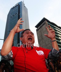 Lieus mengaku warga tidak pernah dilibatkan dalam negosiasi dan proyek tersebut tidak memiliki amdal.