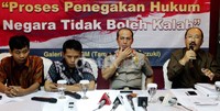 Pengacara Susno Duadji (kanan), Frederick Yunadi terlibat diskusi serius dengan Karo Penum Mabes Polri Brigjen Pol Boy Rafli dalam diskusi 'Penegakan Hukum, Negara Tidak Boleh Kalah'.
