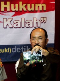 Pengacara Susno Duadji Frederick Yunadi memberikan penjelasan dalam diskusi 'Penegakan Hukum, Negara Tidak Boleh Kalah'.
