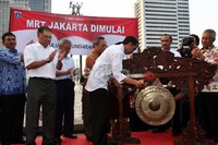 Jokowi memukul gong sebagai tanda diresmikannya proyek ini.