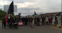 Puluhan mahasiswa dari Aliansi Mahasiswa Sulsel Pemerhati Pendidikan Nasional mencoba memblokir pintu masuk toll Reformasi dari arah jalan AP Pettarani, namun aksi ini dapat dicegah oleh aparat Polsek Panakukang.