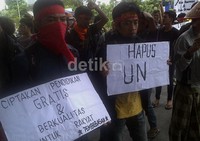 Massa gabungan buruh dan mahasiswa menggelar mimbar bebas di bawah kolong fly over Urip Sumoharjo dan menuntut penghapusan Ujian Nasional dan pemberlakuan pendidikan gratis yang berkualitas.