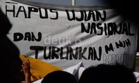 Dalam aksi tersebut mereka membentangkan spanduk berwana putih berukuran 2x3 meter dan berbagai poster bertuliskan, Hapus Ujian Nasional dan Turunkan M. Nuh, Stop UN, Jangan Jadikan Kami Kelinci Percobaan. Arbi Anugrah/detikcom.