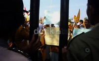 Di depan pintu gerbang gedung DPRD tersebut para pelajar meminta perwakilan anggota dewan untuk menemui para pelajar. Arbi Anugrah/detikcom.