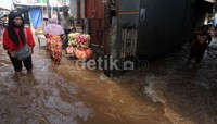 Warga beraktivitas saat banjir di Kampung Pulo, Kampung Melayu, Jakarta Timur.