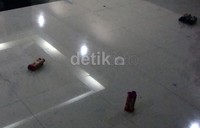 Kembang api asap tersebut tersebar di beberapa titik di dalam dan luar kantor rektorat. Arbi Anugrah/detikFoto