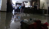 Bom asap berwarna merah, biru, dan kuning yang biasa digunakan oleh para superter bola ini sudah diikat menjadi satu dan sempat sempat membuat para pegawai di ruang kantor rektorat pusing karena bau dan pekatnya asap berwarna warni yang sangat menyengat. Arbi Anugrah/detikFoto