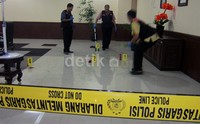 Pihak kepolisian polres Banyumas yang tiba di lokasi langsung memasang garis polisi dan melakukan identivikasi terhadap barang bukti yang terletak di berbagai titik di ruangan tersebut. Arbi Anugrah/detikFoto.