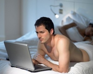 Haruskah Istri Khawatir Saat Tahu Suami Suka Nonton Film Porno?